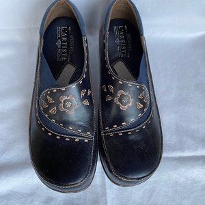 Navy Burbank Slip-on shoes by l'Artiste/ Spring Step, size